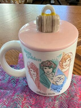 Golden Girls 18 oz ceramic mug with suitcase lid